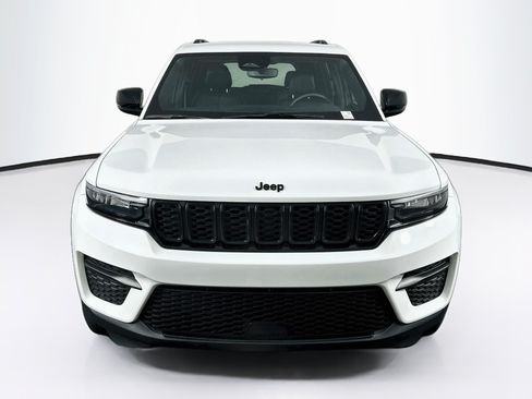 Used 2023 Jeep Grand Cherokee Altitude RWD image 2