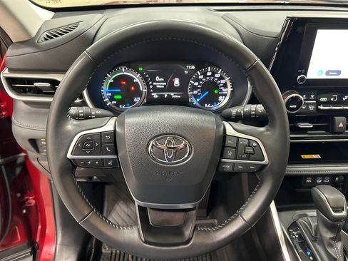 Used 2024 Toyota Highlander XLE image 12