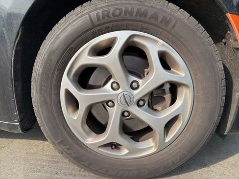 Used 2023 Chrysler Pacifica Limited image 9