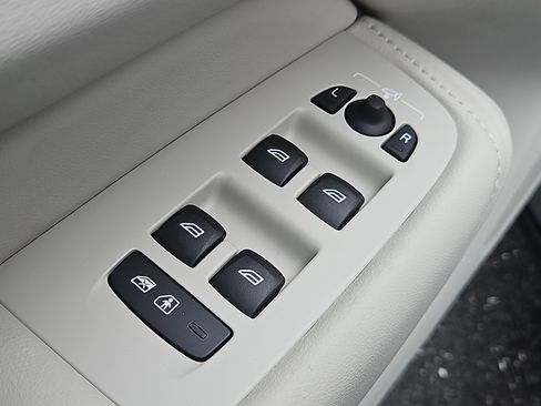 New 2026 Volvo XC60 B5 Ultra w/ Protection Package Premier image 18