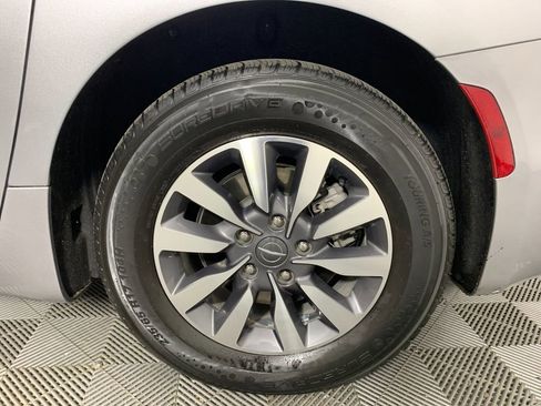 Used 2021 Chrysler Pacifica Touring-L FWD image 12