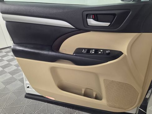 Used 2019 Toyota Highlander XLE FWD image 20