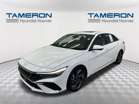 Used 2025 Hyundai Elantra SEL image 1