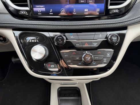 Used 2022 Chrysler Pacifica Touring-L image 24