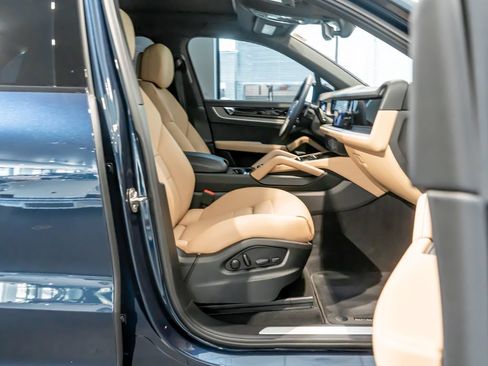 Certified 2025 Porsche Cayenne AWD/4WD image 29