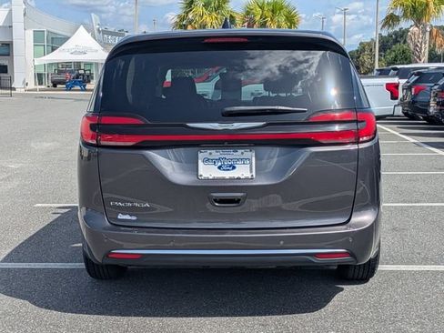 Used 2023 Chrysler Pacifica Touring-L FWD image 5