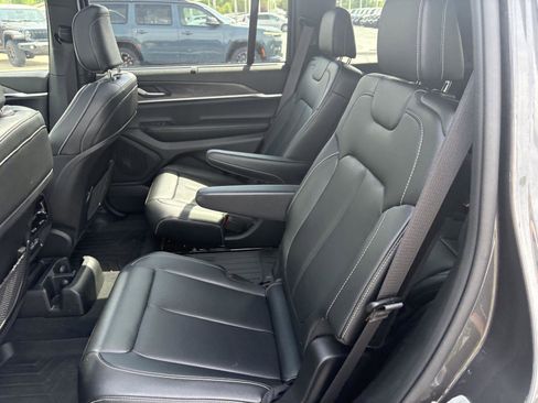Used 2024 Jeep Grand Cherokee L Limited w/ Luxury Tech Group II AWD/4WD image 9