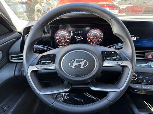 Used 2025 Hyundai Elantra SEL image 29