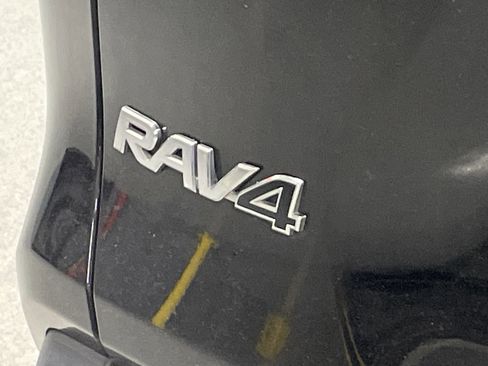 Used 2021 Toyota RAV4 XLE w/ Convenience Package FWD image 37