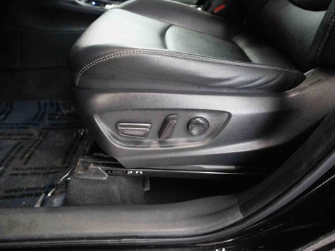 Used 2023 Toyota Corolla Cross XLE image 12