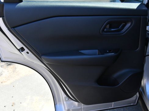 Used 2024 Nissan Rogue S FWD image 32