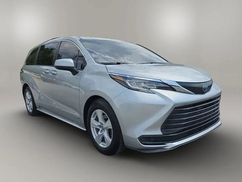 Used 2021 Toyota Sienna LE w/ LE Plus Package FWD image 3