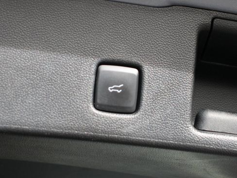 Used 2022 Ford Escape SE w/ SE Sport Appearance Package image 9