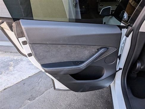 Used 2022 Tesla Model Y Long Range image 24