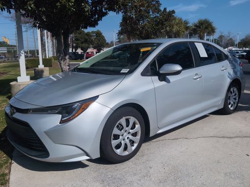 Used 2023 Toyota Corolla LE image 5