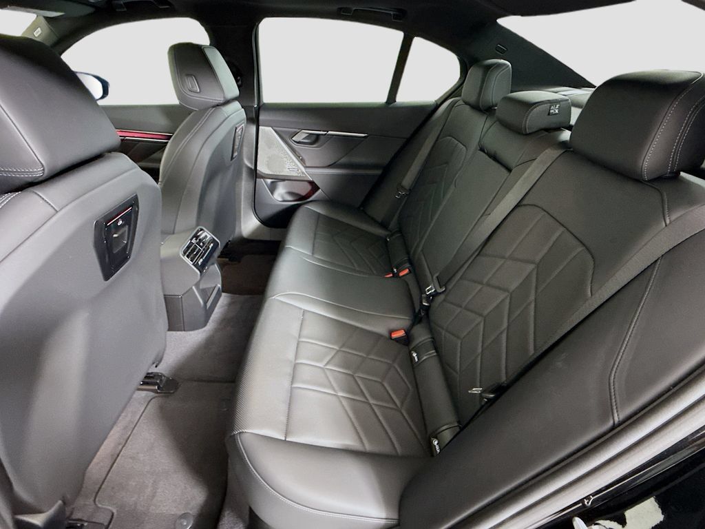 Used 2025 BMW i5 eDrive40i w/ Premium Package RWD image 21
