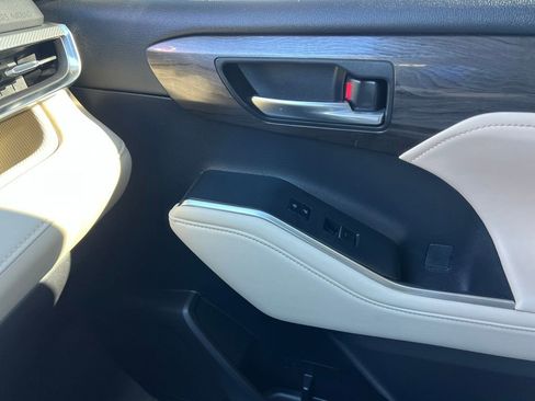 Used 2023 Toyota Highlander Platinum image 15