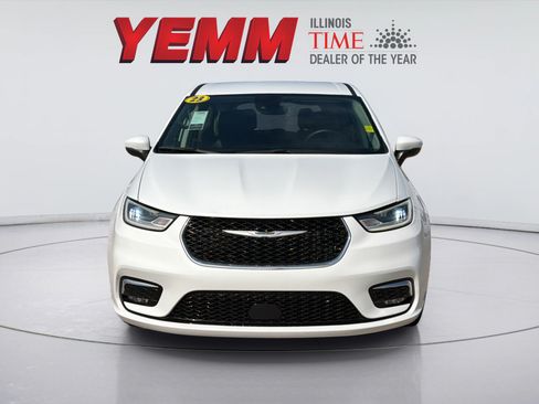 Used 2023 Chrysler Pacifica Touring-L FWD image 3