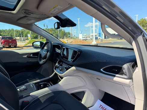 Used 2023 Chrysler Pacifica Limited FWD image 16