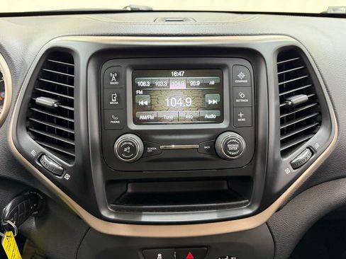 Used 2018 Jeep Cherokee Latitude w/ Altitude Package AWD/4WD image 26