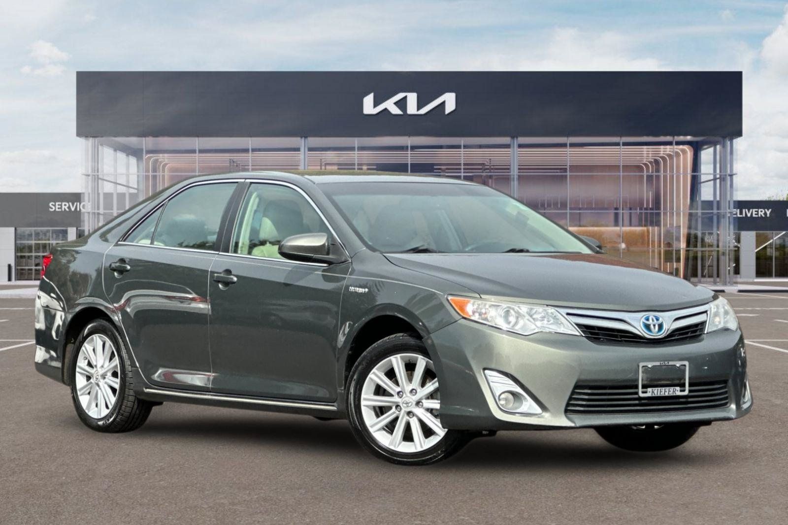 Used 2012 Toyota Camry XLE w/ Convenience Pkg FWD image 2