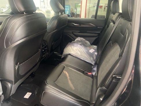 New 2025 Jeep Grand Cherokee Altitude image 9