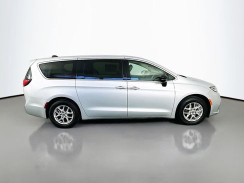 Used 2024 Chrysler Pacifica Touring-L image 8