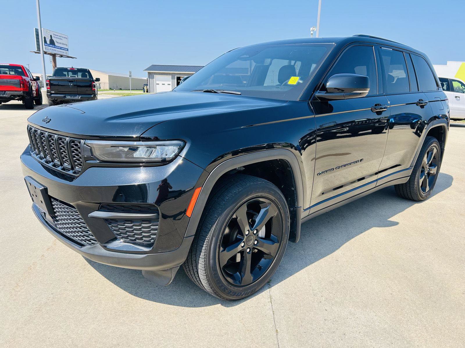 Used 2023 Jeep Grand Cherokee Altitude AWD/4WD image 34