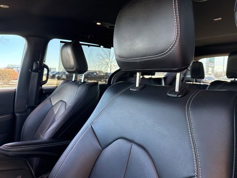 Used 2025 Chrysler Pacifica Select image 13