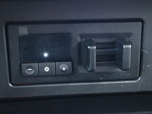 Used 2021 Nissan Titan SV w/ SV Convenience Package image 92