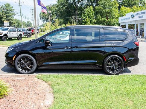 Used 2025 Chrysler Pacifica Limited FWD image 3