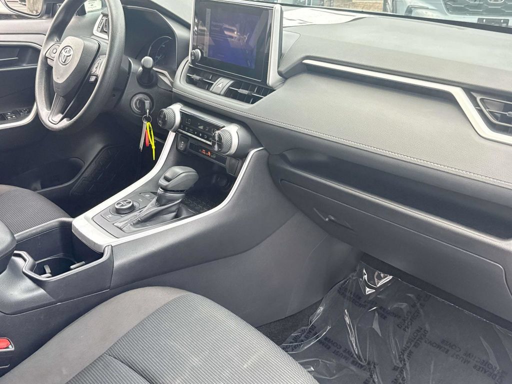 Used 2025 Toyota RAV4 LE AWD/4WD image 28