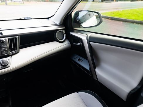 Used 2018 Toyota RAV4 XLE image 10