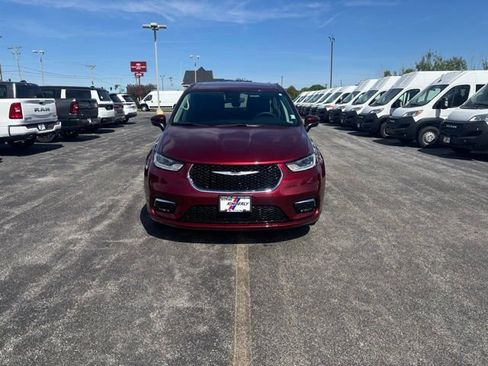 Used 2023 Chrysler Pacifica Touring-L FWD image 3