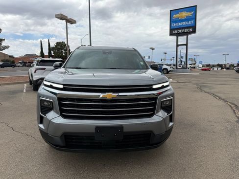 Used 2025 Chevrolet Traverse LT FWD image 2