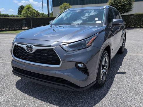 Certified 2023 Toyota Highlander XLE FWD image 8