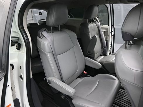 Used 2022 Toyota Sienna XLE image 17