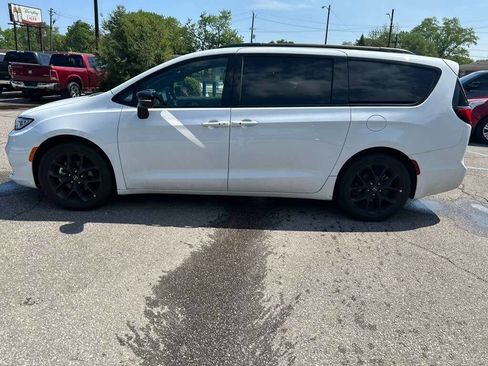 Used 2025 Chrysler Pacifica Limited FWD image 8