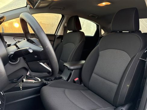 Used 2022 Kia Forte LXS w/ LXS Technology Package image 17