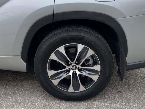 Used 2025 Toyota Highlander XLE image 8