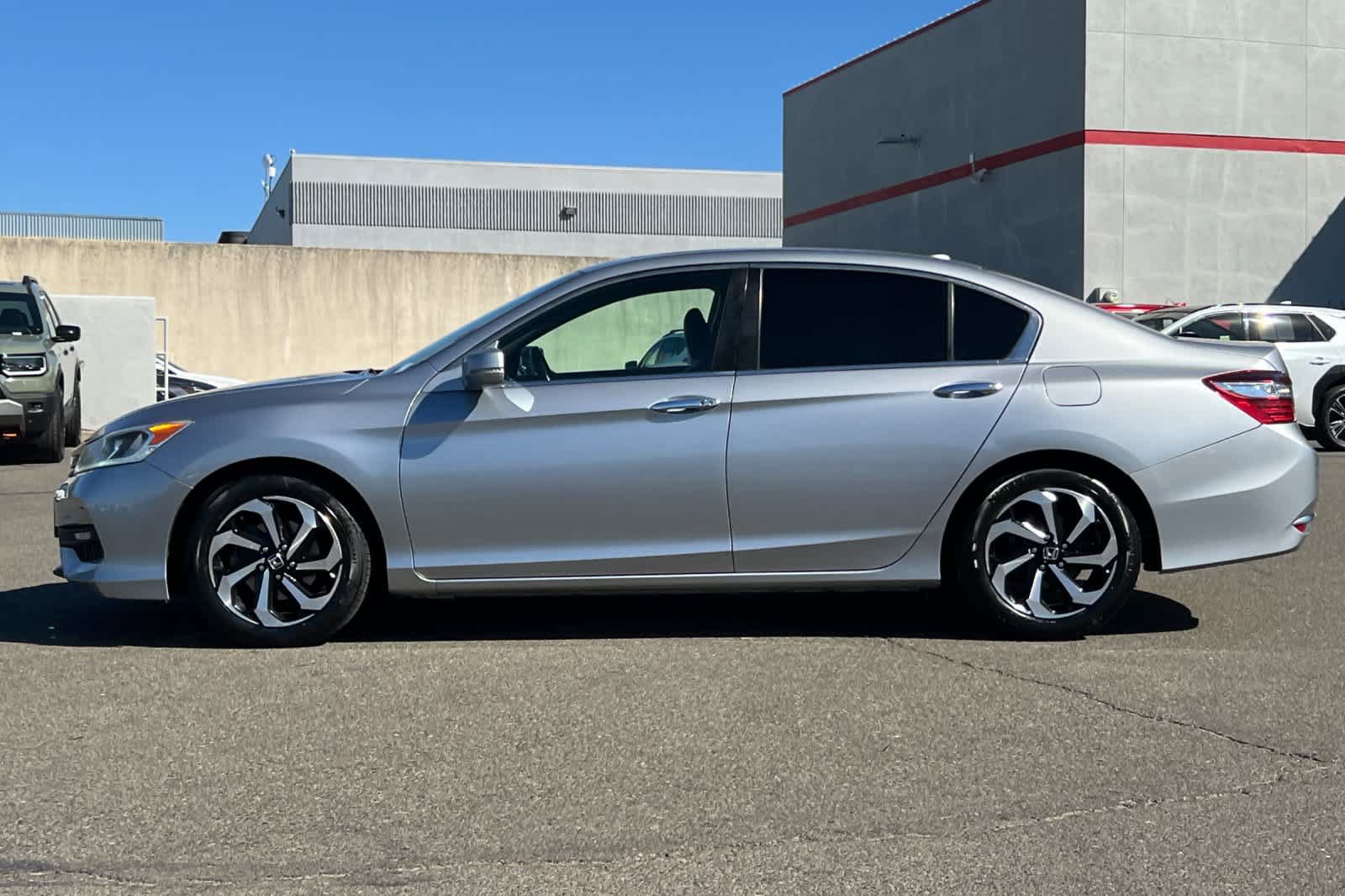 Used 2017 Honda Accord EX-L image 9