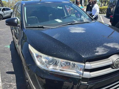 Used 2018 Toyota Highlander XLE image 3
