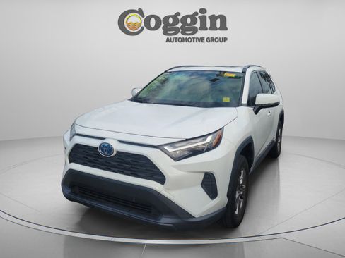Used 2022 Toyota RAV4 XLE image 2