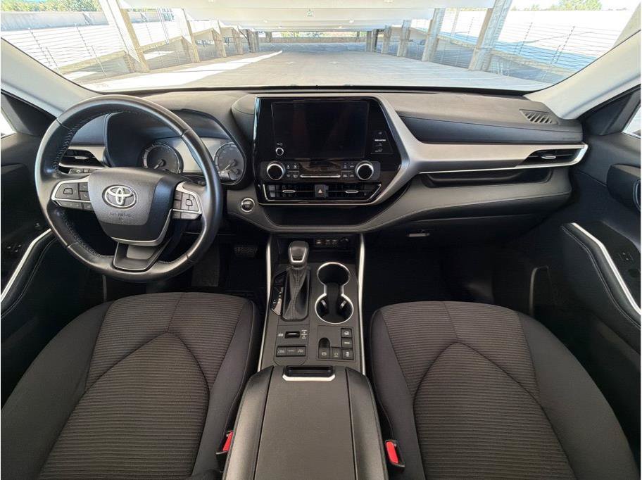 Used 2023 Toyota Highlander LE AWD/4WD image 16