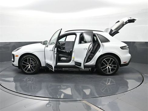 Used 2025 Porsche Macan image 26