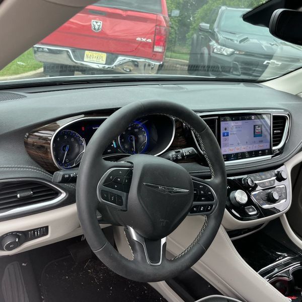 Used 2022 Chrysler Pacifica Limited w/ Uconnect Theater Family Group FWD image 3