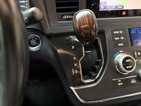 Used 2017 Toyota Sienna Limited image 19