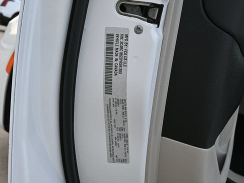 Used 2023 Chrysler Pacifica Touring-L FWD image 30