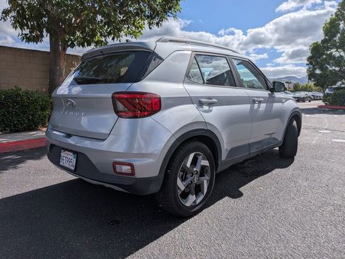 Used 2021 Hyundai Venue SEL FWD image 8