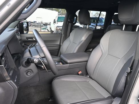 Used 2025 Lexus GX 550 w/ Accessory Package (2T) image 7